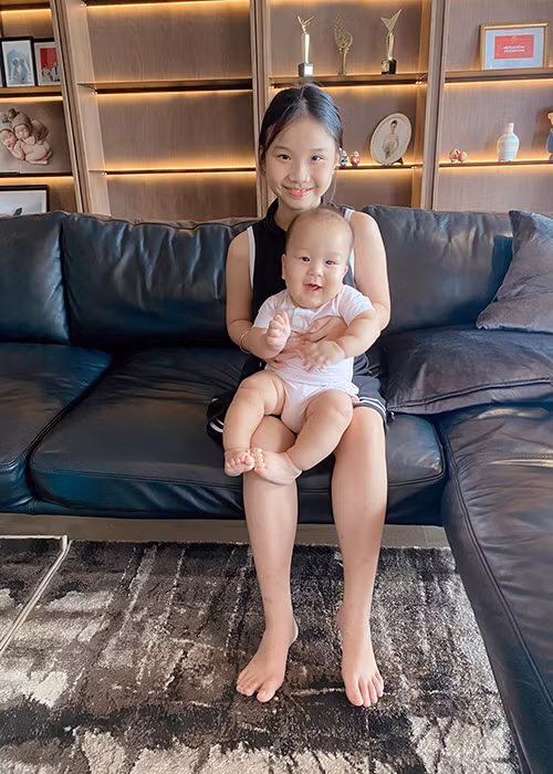 Con gái Thành Trung rất yêu quý hai em trai. Mới đây, nam MC tiết lộ con gái xin ứng trước tiền lì xì Tết để mua quà sinh nhật muộn dành cho hai em.