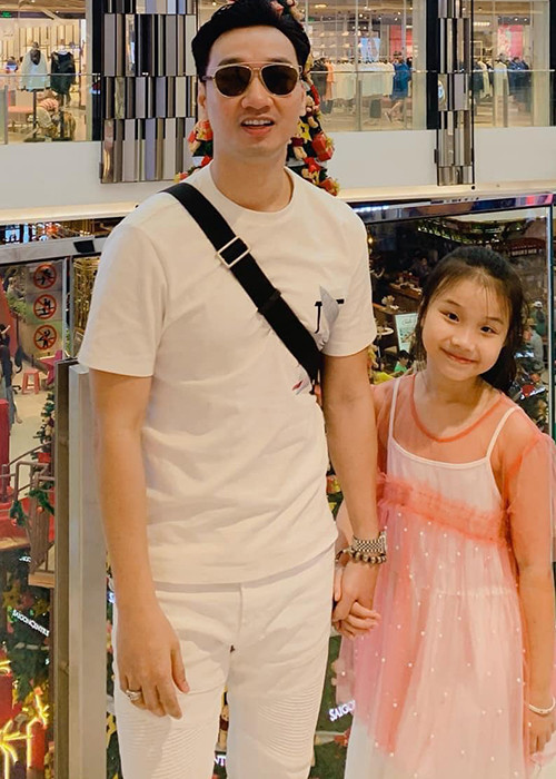 Thành Trung còn có một cô con gái với vợ cũ. MC cho biết, con gái của anh rất hiểu và chia sẻ với anh.