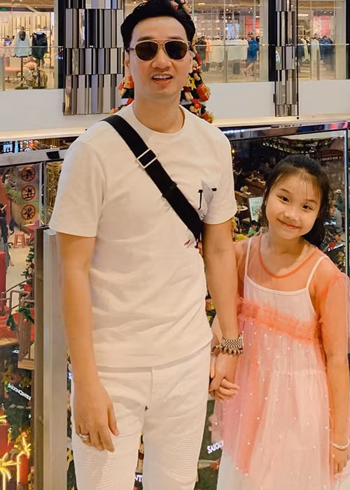 Thành Trung còn có một cô con gái với vợ cũ. MC cho biết, con gái của anh rất hiểu và chia sẻ với anh.