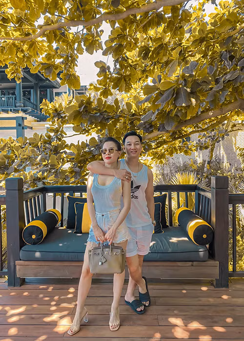 Ngoài nhan sắc, bà xã của "Táo Y tế" Thành Trung còn được khen bởi có gu thời trang sành điệu.