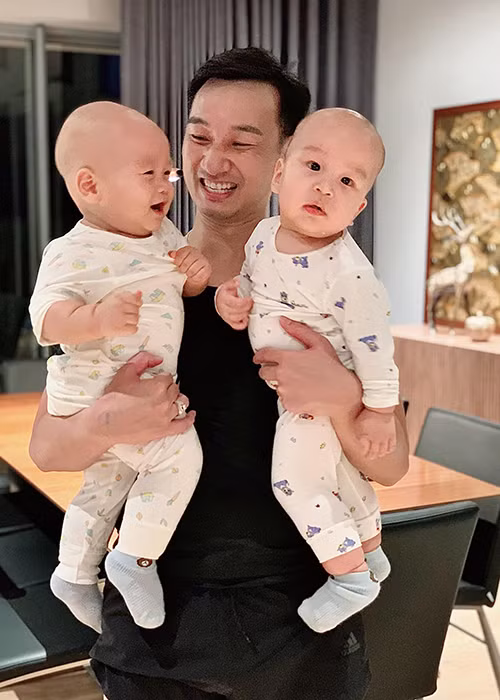 Thành Trung và Ngọc Hương đón cặp quý tử song sinh - bé Chính Nhân và bé Hiếu Nhân vào tháng 12/2019.