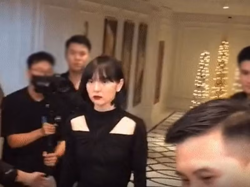 Cũng trong tháng 12/2020, Hải Tú gây tranh cãi vì có thái độ lạnh lùng, khó gần khi xuất hiện tại buổi họp báo của công ty. Ảnh: Yan