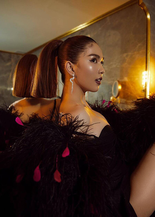 Ngọc Trinh còn tỏ ra hào phóng khi góp 100 triệu để mua ván lướt sóng tặng Chi Pu nhân dịp sinh nhật hồi tháng 6/2020 hay tặng Hương Giang túi hàng hiệu 22 triệu. Ảnh: Saostar