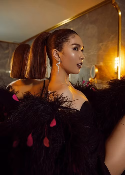 Ngọc Trinh còn tỏ ra hào phóng khi góp 100 triệu để mua ván lướt sóng tặng Chi Pu nhân dịp sinh nhật hồi tháng 6/2020 hay tặng Hương Giang túi hàng hiệu 22 triệu. Ảnh: Saostar