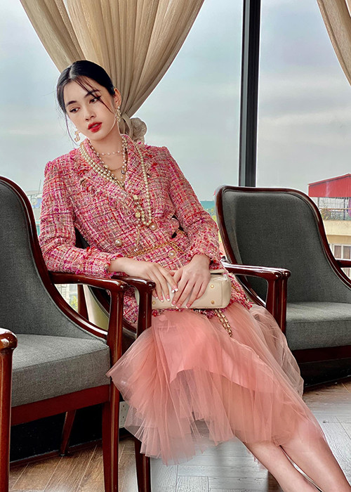 Chân dài cho biết, hầu như trang phục, phụ kiện cô dùng được các nhãn hàng mời hợp tác truyền thông hoặc những nhà thiết kế yêu mến tặng.