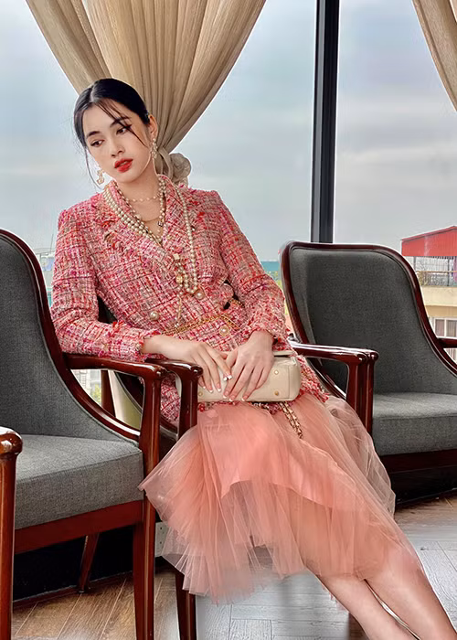 Chân dài cho biết, hầu như trang phục, phụ kiện cô dùng được các nhãn hàng mời hợp tác truyền thông hoặc những nhà thiết kế yêu mến tặng.