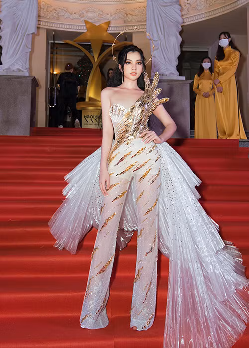 Nhiều người cho rằng nhờ tin đồn tình cảm, top 15 Hoa hậu Việt Nam 2020 trở nên đắt show hơn.