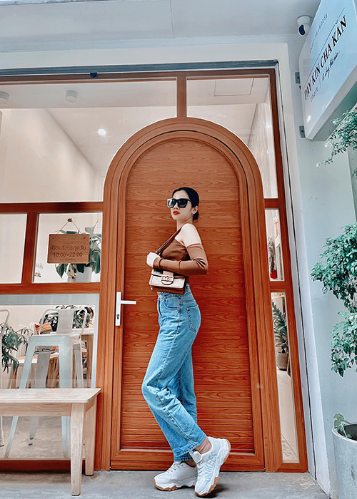 Bạn gái tin đồn của ông chủ phòng trà Đức Huy cho biết, kiếm được bao nhiêu tiền từ việc làm người mẫu, cô đều gửi về cho mẹ, phụ giúp gia đình.