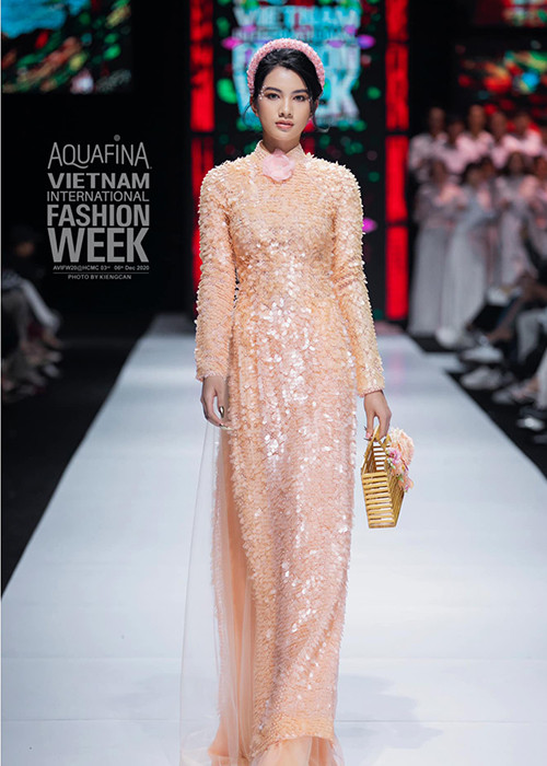 Sau khi rời Hoa hậu Việt Nam, chân dài gốc An Giang khá đắt show làm người mẫu.