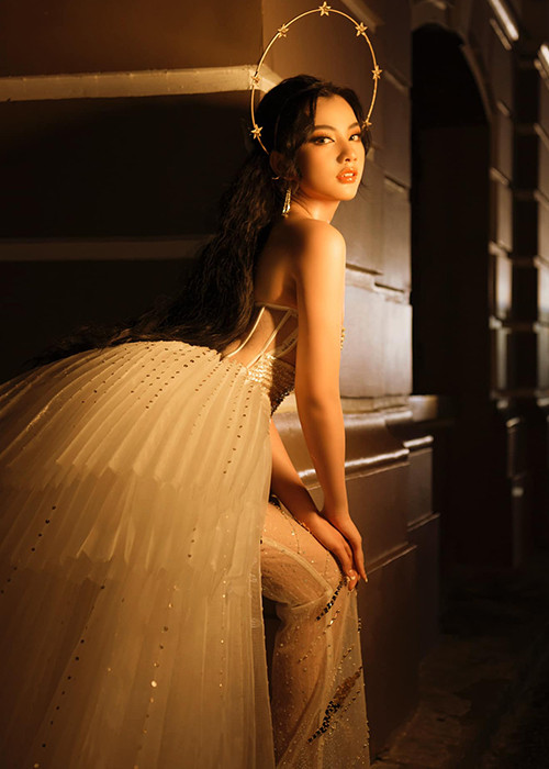 Sau tin đồn hẹn hò ông chủ phòng trà Đức Huy, Cẩm Đan xuất hiện tại sự kiện với tần suất dày đặc hơn.