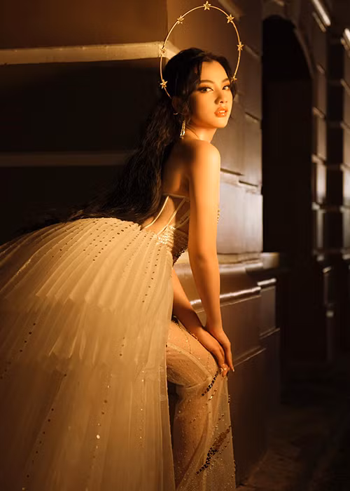 Sau tin đồn hẹn hò ông chủ phòng trà Đức Huy, Cẩm Đan xuất hiện tại sự kiện với tần suất dày đặc hơn.