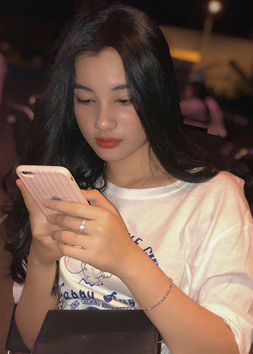  Cẩm Đan là một cái tên xa lạ với khán giả trước khi tham gia cuộc thi Hoa hậu Việt Nam 2020. Ở sân chơi nhan sắc này, việc chân dài gốc An Giang dừng chân ở top 15 khiến nhiều người tiếc nuối bởi nhan sắc của cô được đánh giá khá cao.