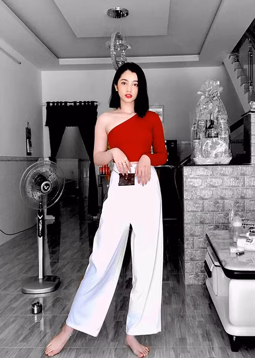 Chia sẻ trên Vietnamnet, Cẩm Đan cho biết, cô đi thi Hoa hậu Việt Nam 2020 chỉ với 300.000 đồng trong tay. Chính vì vậy, khi biết chuyện, ông chủ phòng trà Đức Huy muốn hỗ trợ Cẩm Đan.