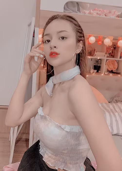 Nữ diễn viên sinh năm 1995 được khen trẻ trung, gợi cảm hơn sau khi lấy chồng.