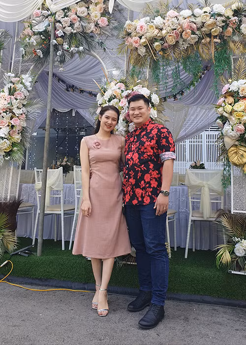 Bà xã của Dũng "hớn" sở hữu làn da trắng, vóc dáng cao ráo.