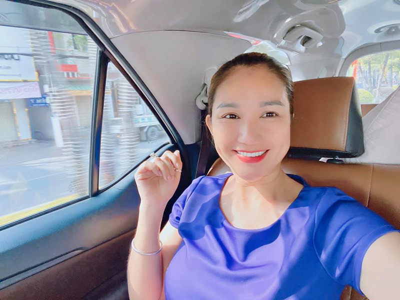 Nữ MC đến nơi cách ly tập trung ở Bạc Liêu để thăm con gái từ xa.