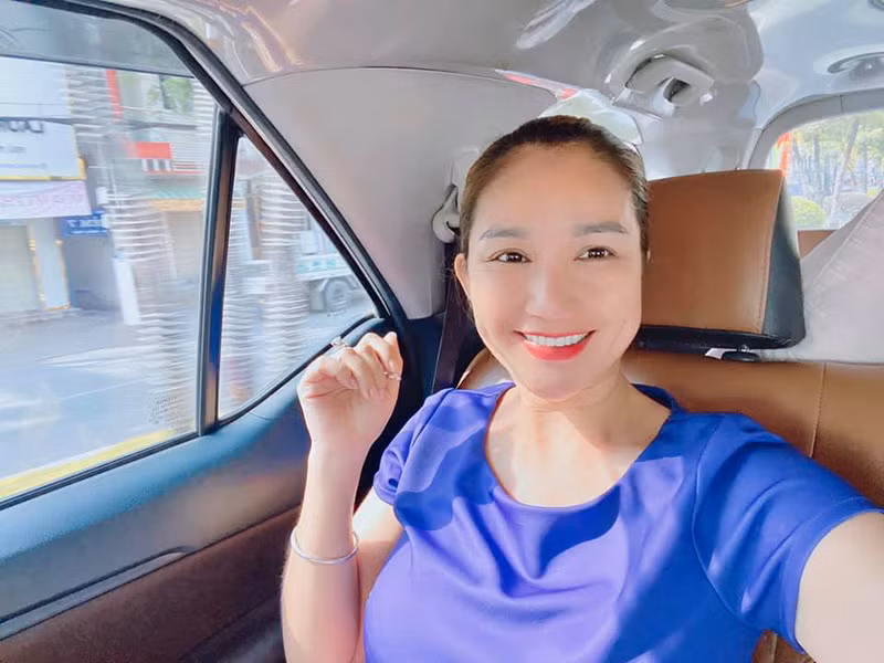 Nữ MC đến nơi cách ly tập trung ở Bạc Liêu để thăm con gái từ xa.