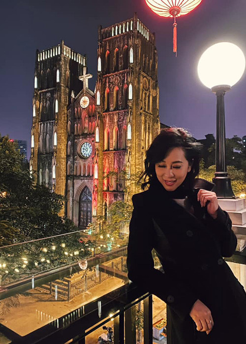 Kết thúc 14 ngày cách ly, Kỳ Duyên tâm sự: “Có những hạnh phúc thật bình dị thường mình không thấy quý cho tới khi mất. Sau bao khó khăn (bốn lần thử COVID -19 âm tính, 14 ngày cách ly) cuối cùng tôi được chính thức vào Sài Gòn. Được đi vào một cuộc sống bình thường, nơi bạn bè gặp nhau “tay bắt mặt mừng”, được ôm nhau siết bao nỗi nhớ, được đãi nhau một bữa ăn “trong” nhà hàng. Tất cả những thứ thiếu vắng trong đời tôi gần một năm nay. Vui thì có vui nhưng cũng không khỏi ngậm ngùi, chỉ biết cầu mong cho thế giới sớm qua nạn dịch để cuộc sống trở lại bình thường. Cái bình thường thật quý giá".