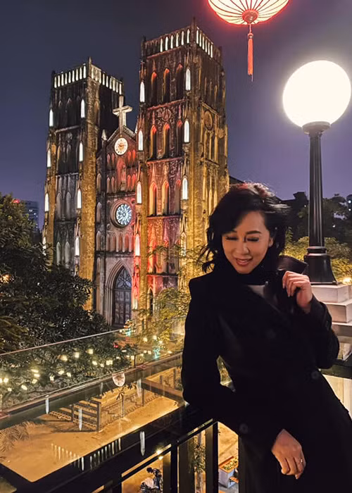 Kết thúc 14 ngày cách ly, Kỳ Duyên tâm sự: “Có những hạnh phúc thật bình dị thường mình không thấy quý cho tới khi mất. Sau bao khó khăn (bốn lần thử COVID -19 âm tính, 14 ngày cách ly) cuối cùng tôi được chính thức vào Sài Gòn. Được đi vào một cuộc sống bình thường, nơi bạn bè gặp nhau “tay bắt mặt mừng”, được ôm nhau siết bao nỗi nhớ, được đãi nhau một bữa ăn “trong” nhà hàng. Tất cả những thứ thiếu vắng trong đời tôi gần một năm nay. Vui thì có vui nhưng cũng không khỏi ngậm ngùi, chỉ biết cầu mong cho thế giới sớm qua nạn dịch để cuộc sống trở lại bình thường. Cái bình thường thật quý giá".