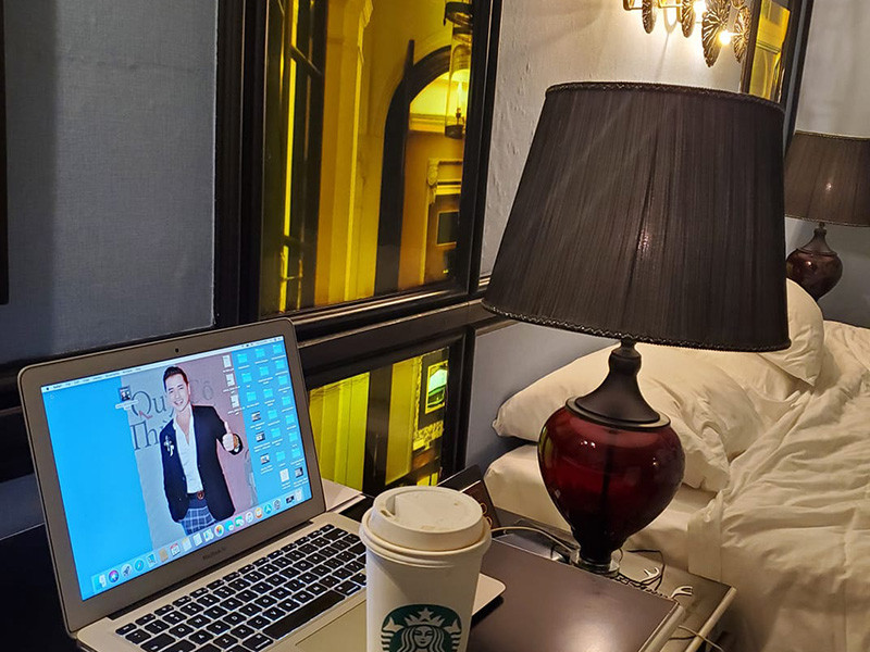 Quang Minh tâm sự khi trải qua ngày cách ly thứ 7: “Vậy là mình cũng đã được nửa chặng đường rồi, một trải nghiệm mà không phải ai cũng có được và muốn có. Có đây là ít nhất trong đời mình cần có một không gian thật sự sống một mình để được sống chậm lại và để có dịp bóc từng sợi nhớ... suy ngẫm nhìn lại những gì đã xảy ra trong cuộc đời của mình, để chuẩn bị cho con đường mới sắp tới”.