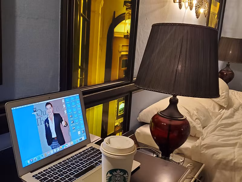 Quang Minh tâm sự khi trải qua ngày cách ly thứ 7: “Vậy là mình cũng đã được nửa chặng đường rồi, một trải nghiệm mà không phải ai cũng có được và muốn có. Có đây là ít nhất trong đời mình cần có một không gian thật sự sống một mình để được sống chậm lại và để có dịp bóc từng sợi nhớ... suy ngẫm nhìn lại những gì đã xảy ra trong cuộc đời của mình, để chuẩn bị cho con đường mới sắp tới”.