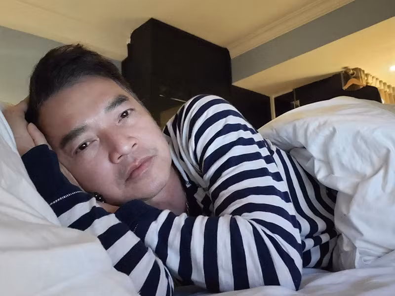 Nghệ sĩ hài Quang Minh cũng đáp chuyến bay từ Mỹ về Việt Nam. Hiện tại, anh cách ly tập trung tại khách sạn ở TP HCM.