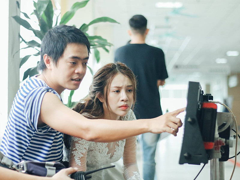 Con trai của Giang Còi chia sẻ, bộ phim đầu tiên anh được tham gia sản xuất là “5S Online". Ban đầu, Hiếu Vick chỉ huy đoàn diễn viên quần chúng, trợ lý trên trường quay rồi làm giám đốc nội dung.