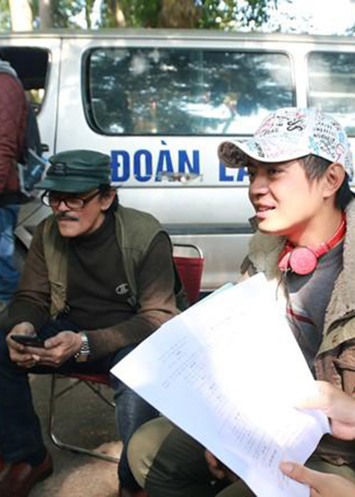 Trong web drama “500 nhịp yêu”, Giang Còi hoàn toàn nghe lời con trai chỉ đạo trên trường quay. Ảnh: Thời đại plus