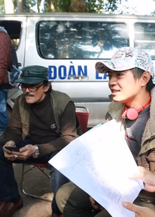 Trong web drama “500 nhịp yêu”, Giang Còi hoàn toàn nghe lời con trai chỉ đạo trên trường quay. Ảnh: Thời đại plus