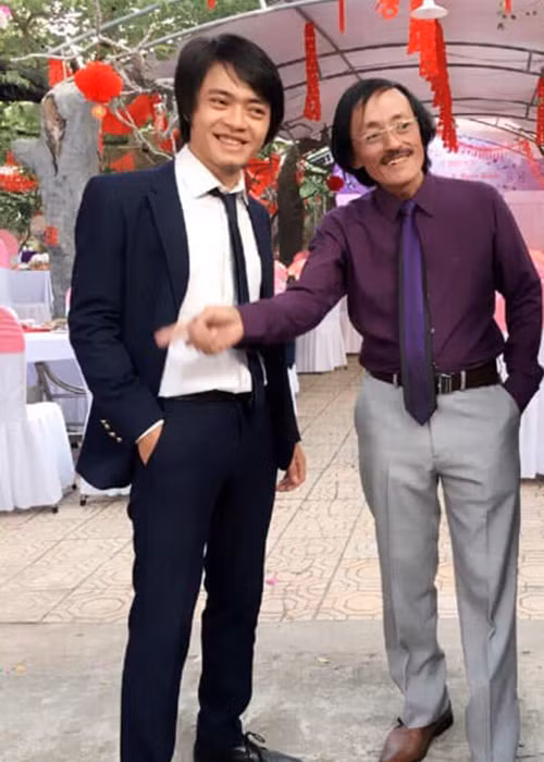 Sau khi bố mẹ ly hôn, con trai của nghệ sĩ Giang Còi sống cùng bà nội. Trong mắt Hiếu Vick, bố anh là người nghiêm khắc, cực đoan, không như hình ảnh hài hước trên phim.