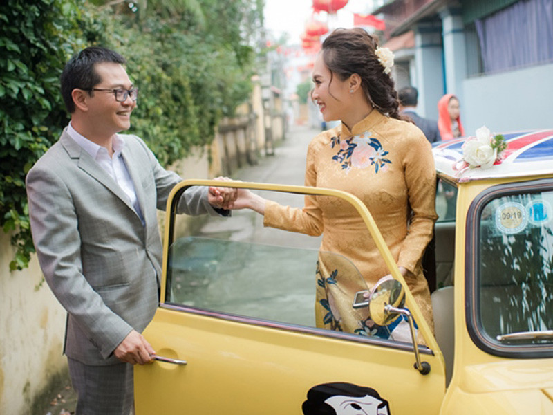 Trong “Đại gia chân đất”, Thu Hà đóng vai con dâu của Trung Hiếu. Khi đó, đạo diễn Trần Bình Trọng nghĩ đơn giản, Thu Hà là bạn hoặc người thân của Trung Hiếu chứ không nghĩ hai người hẹn hò. Ảnh: Dân Việt