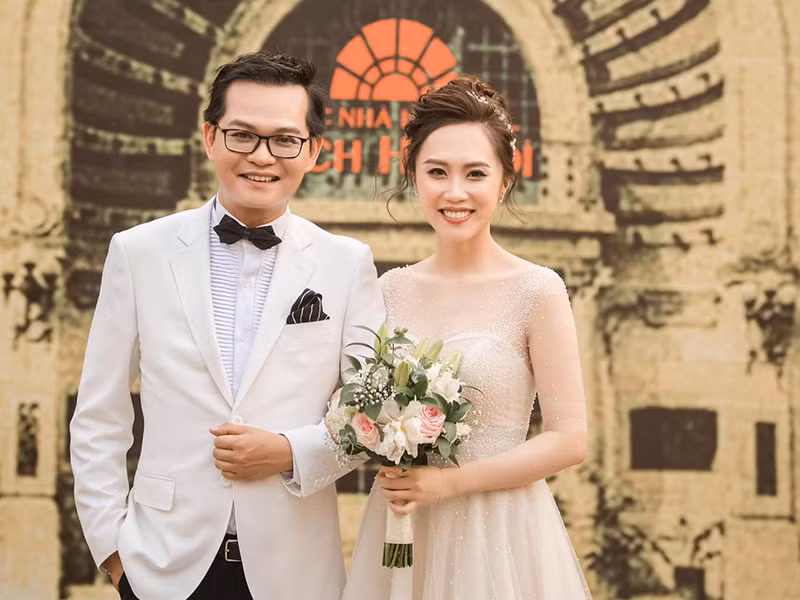 Ngoài ra, Trung Hiếu thường xuyên chụp ảnh thân thiết với các nghệ sĩ trẻ nhưng bà xã của anh không ghen.