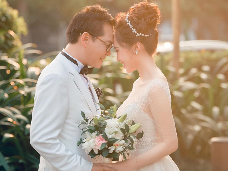 Đầu năm 2020, nam nghệ sĩ khoe cuộc sống rất viên mãn. "Nhờ có vợ tôi bớt nhậu nhẹt và tụ tập hơn", Trung Hiếu tiết lộ.