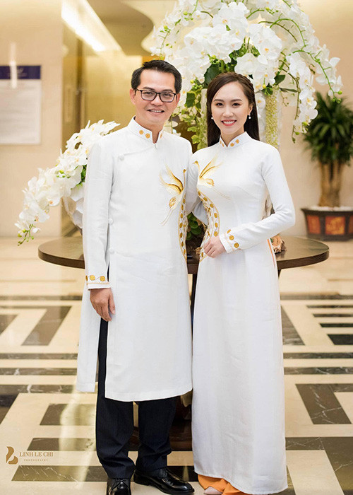 Bà xã của Trung Hiếu sở hữu nhan sắc như hot girl. Sau khi kết hôn, cô bảo vệ xong luận văn Thạc sĩ ngành Quản trị kinh doanh nhưng tự nguyện ở nhà để chăm sóc và vun vén gia đình.