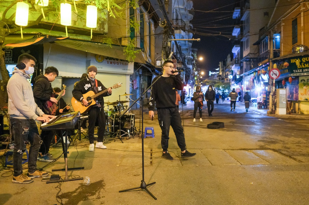 Khán giả đứng xem nhóm nhạc này cũng ít hơn thường lệ. Trưởng nhóm cho biết: "Đây là khu vực mới mở rộng của phố đi bộ, chưa có quán nước, điểm dừng chân. Trời rét cũng ảnh hưởng phần nào, mọi người đứng nghe vài bài là mỏi chân và di chuyển".