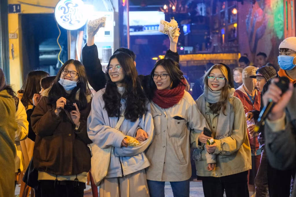 Ở những nơi có nhóm nhạc đường phố biểu diễn, khoảng vài chục người đứng theo dõi. Con số này ít hơn nhiều so với những hôm ấm áp.