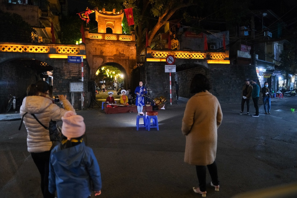 Tại Ô Quan Chưởng, Trung tâm âm nhạc truyền thống Thăng Long biểu diễn trên vỉa hè nhưng chỉ có vài người đứng xem. Dự báo ngày 8-10/1, Hà Nội bước vào đỉnh điểm của đợt không khí lạnh khi nhiệt độ cao nhất trong ngày không quá 13 độ C, độ ẩm không khí cao gây rét buốt. Mức nhiệt thấp nhất tại thủ đô là 8 độ C.