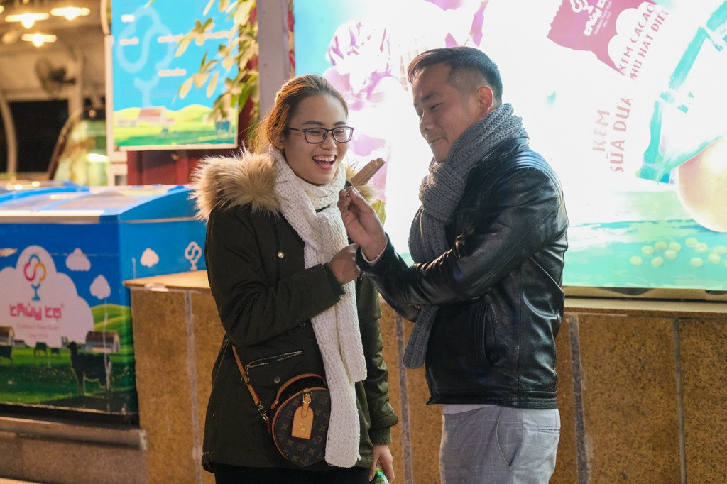 Tại hàng kem trên phố Lê Thái Tổ, nhiều người đến thưởng thức. "Ăn kem mùa đông, nhất là lúc trời rét rất khác lạ", bạn Linh (quận Hoàng Mai) chia sẻ.