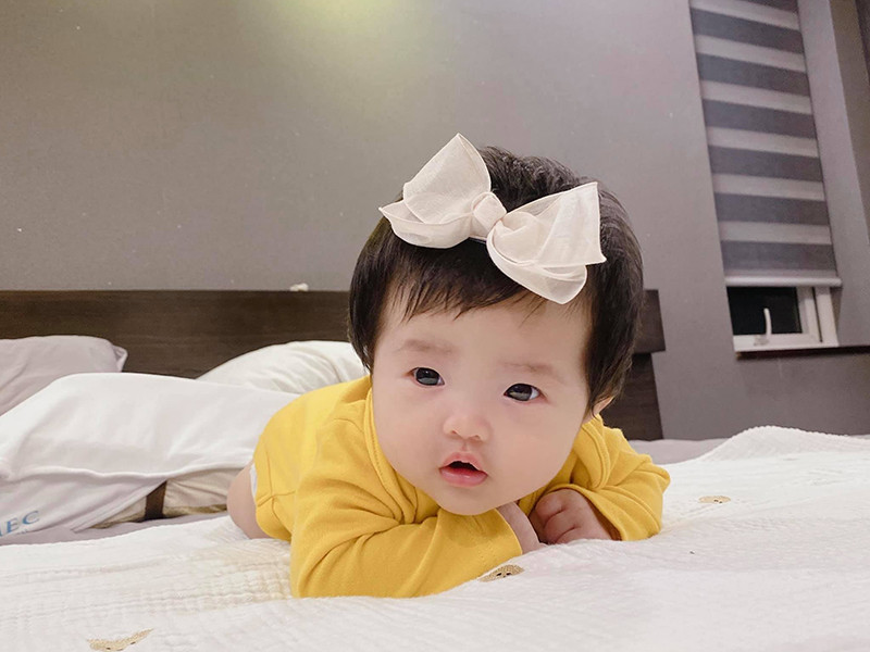 Hình ảnh con gái Đông Nhi - Ông Cao Thắng nhanh chóng gây bão mạng xã hội.