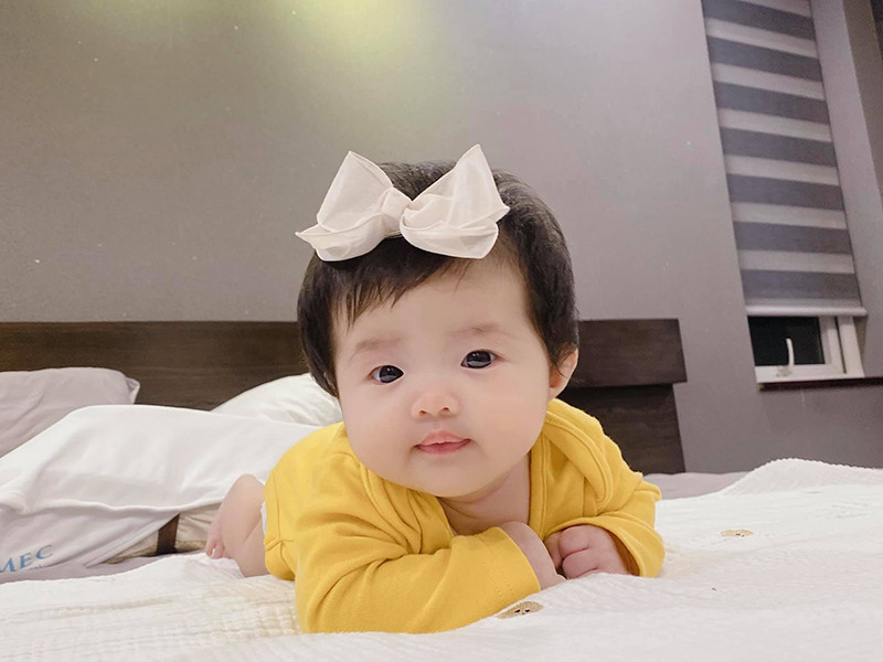 Bé Winnie đốn tim khán giả lẫn giới nghệ sĩ bởi những biểu cảm vô cùng dễ thương. MC Ốc Thanh Vân khen ngợi: "Em bé có duyên quá à". "Giống ba nó y hệt. Dễ ghét gì đâu", nhạc sĩ Dương Khắc Linh bình luận.