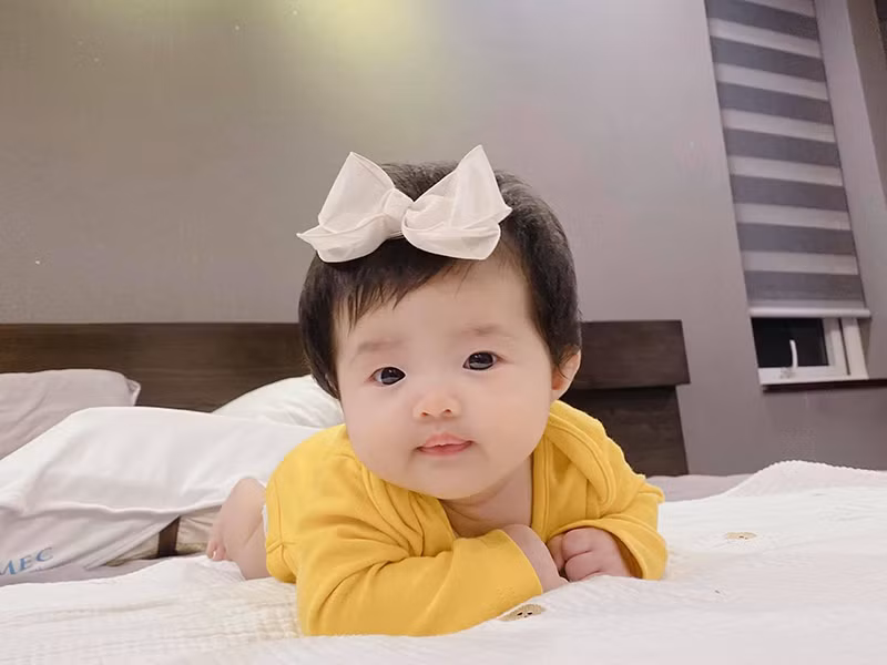 Bé Winnie đốn tim khán giả lẫn giới nghệ sĩ bởi những biểu cảm vô cùng dễ thương. MC Ốc Thanh Vân khen ngợi: "Em bé có duyên quá à". "Giống ba nó y hệt. Dễ ghét gì đâu", nhạc sĩ Dương Khắc Linh bình luận.