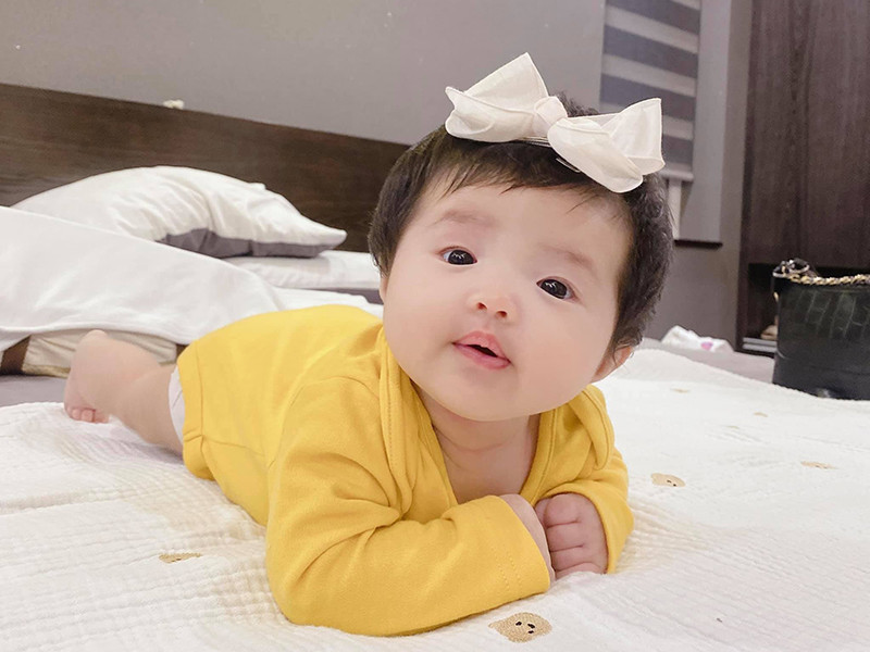 Hơn 2 tháng tuổi, tiểu công chúa nhà Đông Nhi cứng cáp, bụ bẫm.