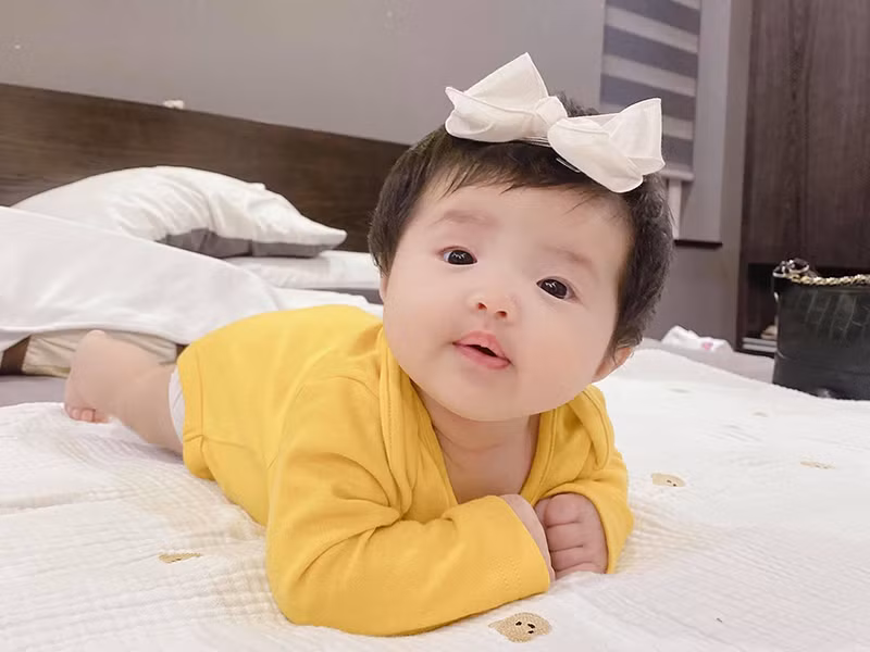 Hơn 2 tháng tuổi, tiểu công chúa nhà Đông Nhi cứng cáp, bụ bẫm.