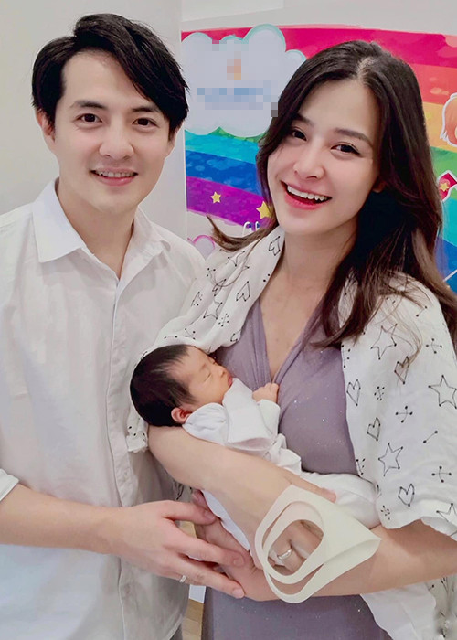 Khi chào đời, bé Winnie nhanh chóng trở thành nhóc tì được cư dân mạng yêu thích. Hình ảnh con gái của Đông Nhi khi một ngày tuổi đạt đến 1,5 triệu lượt thích. Bức ảnh cô nhóc xuất viện cùng bố mẹ cũng có lượt thích khủng (1 triệu lượt).