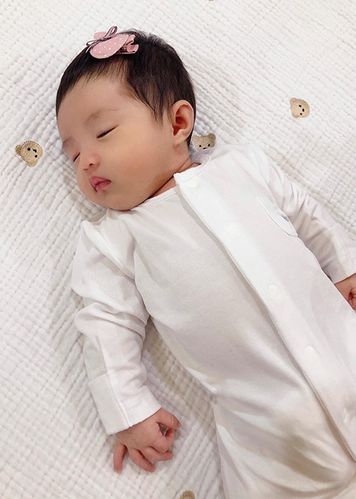 Bé Winnie thường được mẹ gắn nơ lên tóc làm điệu.