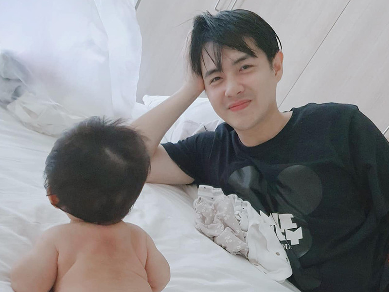 Ông Cao Thắng chia sẻ, anh không bao giờ chán khi ngắm con gái hay “cục tạ duy nhất bê cả ngày không biết mỏi là đây".