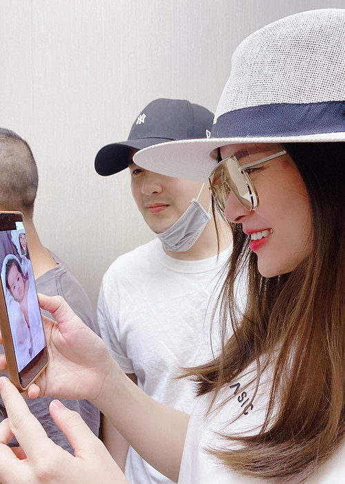 Khi đi diễn, vợ chồng Đông Nhi rất nhớ con.