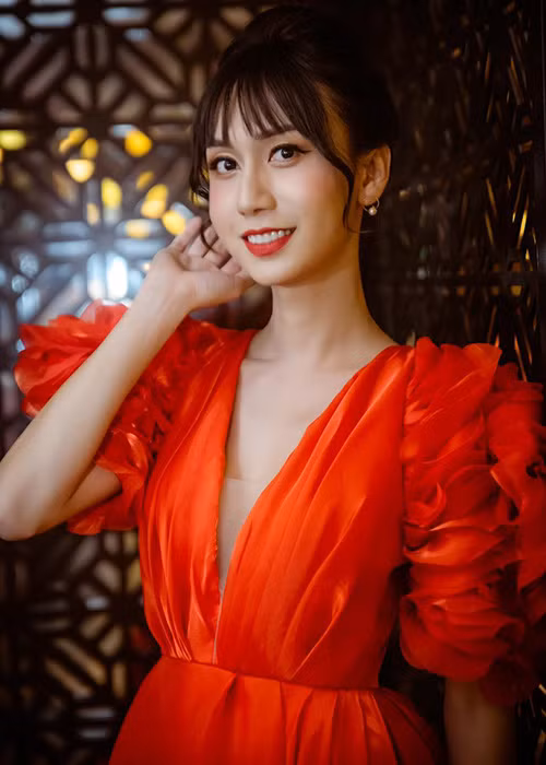 Gần đây, nữ ca sĩ chuyển giới đắt show ca nhạc, gameshow.