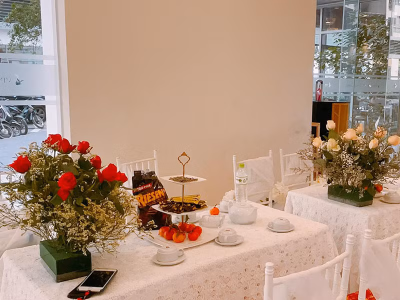 Buổi lễ ăn hỏi diễn ra trong không gian ấm cúng.