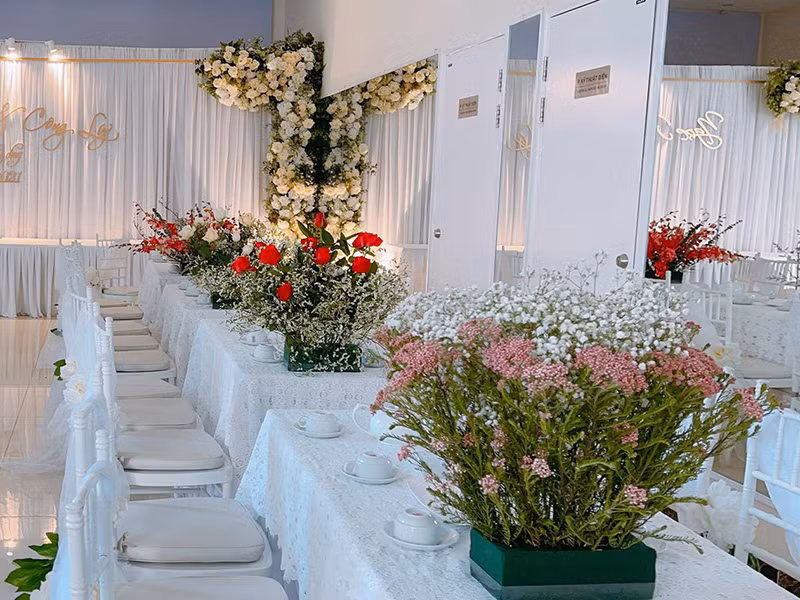 Không gian lễ ăn hỏi của nghệ sĩ Công Lý và cô dâu kém 15 tuổi Ngọc Hà mang tông trắng.